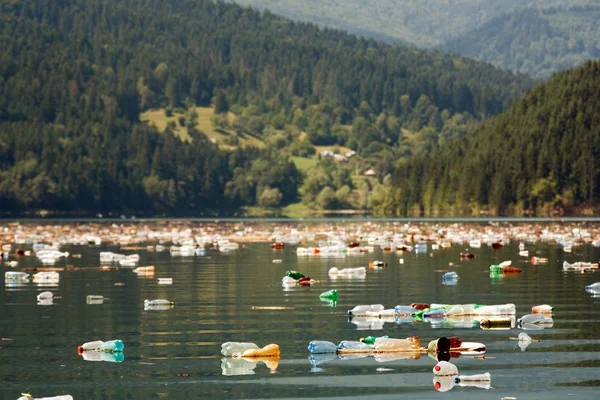 depositphotos_13380629-stock-photo-trash-tourism